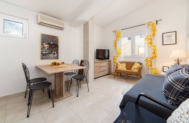 Three bedroom apartment with terrace Baška Voda, Makarska (A-6707-c)
