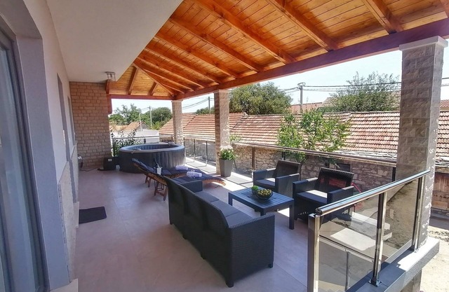 Three bedroom apartment with terrace Bačići, Krka (A-24721-a)