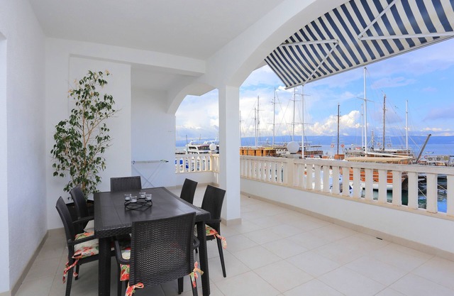 Three bedroom apartment near beach Sumpetar, Omiš (A-18286-a)