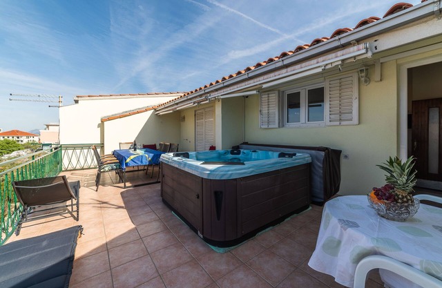Three bedroom apartment with terrace and sea view Makarska (A-18898-a)