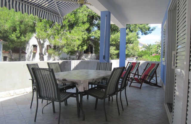 Three bedroom apartment near beach Maslinica, Šolta (A-14748-a)