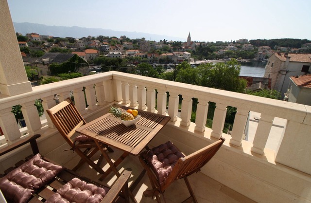 Three bedroom apartment with terrace and sea view Sumartin, Brač (A-18749-a)