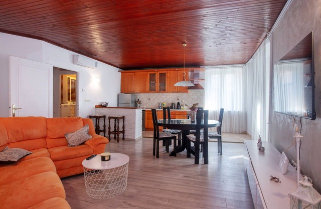 Three bedroom apartment with terrace Šibenik (A-21816-b)