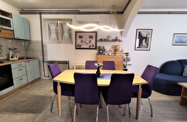 Three bedroom apartment with air-conditioning Makarska (A-6784-b)