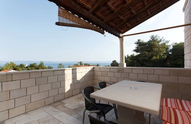 Three bedroom apartment near beach Sumartin, Brač (A-12036-b)