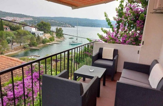 Three bedroom apartment with terrace and sea view Nečujam, Šolta (A-13884-a)