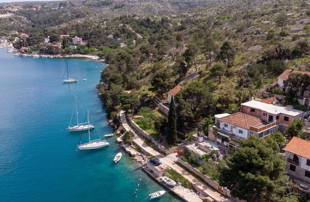Three bedroom apartment near beach Bobovišća na Moru, Brač (A-5682-a)
