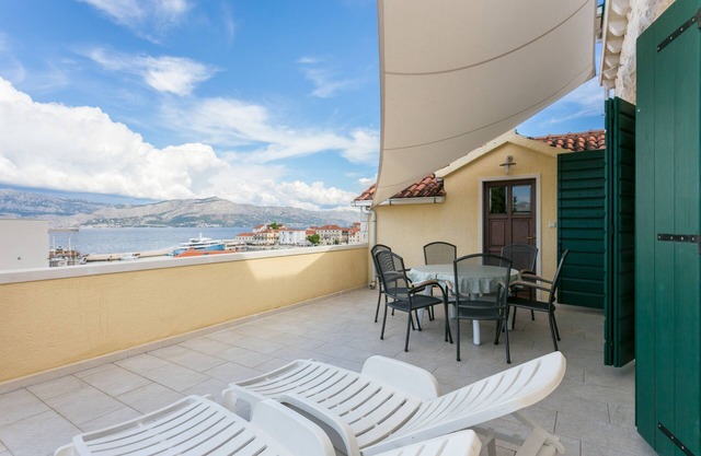 Three bedroom apartment with terrace and sea view Postira, Brač (A-739-b)