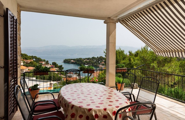 Three bedroom apartment with terrace and sea view Splitska, Brač (A-2867-a)