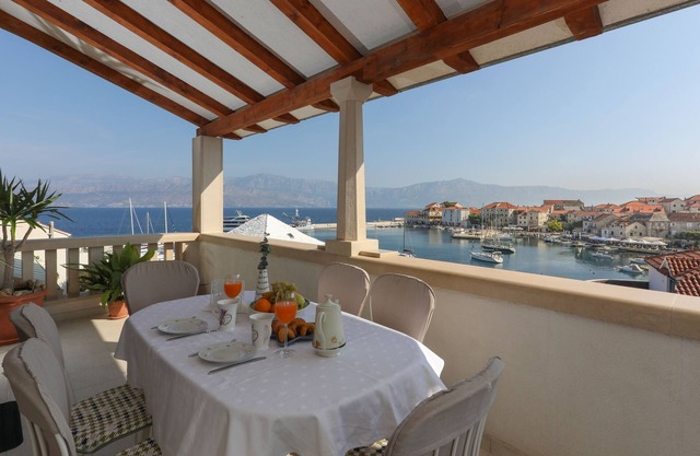 Three bedroom apartment near beach Postira, Brač (A-6053-a)