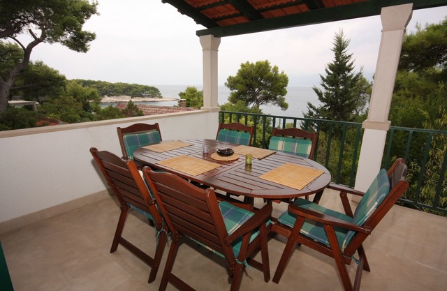 Three bedroom apartment near beach Splitska, Brač (A-2865-a)