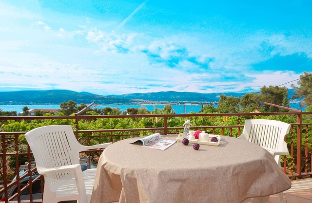 Three bedroom apartment with balcony and sea view Arbanija, Čiovo (A-5228-e)
