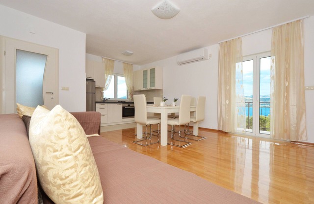 Three bedroom apartment with terrace and sea view Arbanija, Čiovo (A-5228-f)