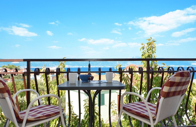Three bedroom apartment with balcony and sea view Slatine, Čiovo (A-12176-a)