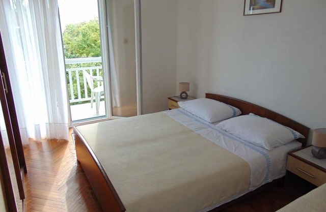 Three bedroom apartment with balcony and sea view Sućuraj, Hvar (A-12887-a)
