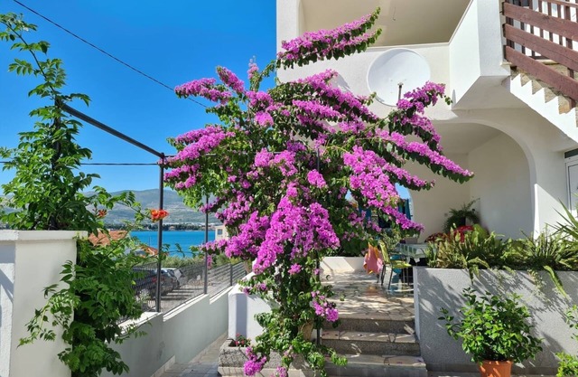 Three bedroom apartment with terrace Arbanija, Čiovo (A-11321-a)