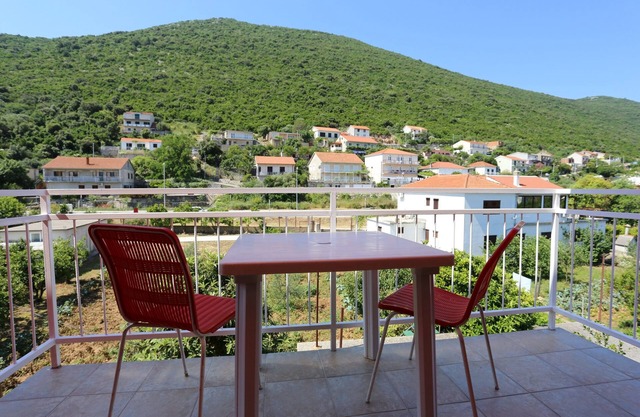 Three bedroom apartment with balcony Trpanj, Pelješac (A-10148-a)
