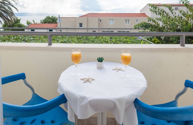 Three bedroom apartment near beach Tučepi, Makarska (A-2677-b)