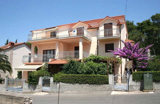 Three bedroom apartment with terrace Vrboska, Hvar (A-4634-a)