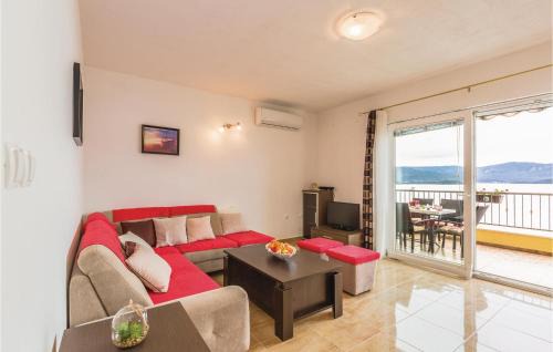 Three-Bedroom Apartment In Komarna