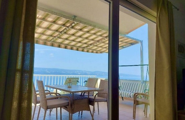 Three bedroom apartment with terrace and sea view Lokva Rogoznica, Omiš (A-22069-c)