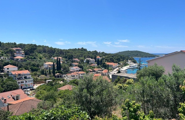 Three bedroom apartment with balcony and sea view Maslinica, Šolta (A-5176-a)