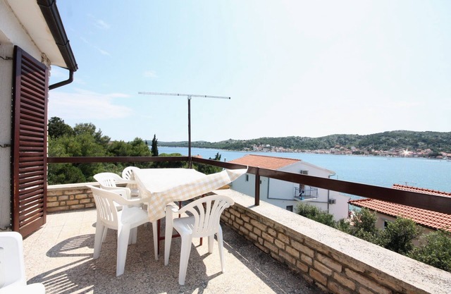 Three bedroom apartment with terrace and sea view Tisno, Murter (A-5142-a)