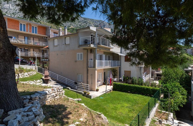 Three bedroom apartment with balcony and sea view Stanići, Omiš (A-11421-a)