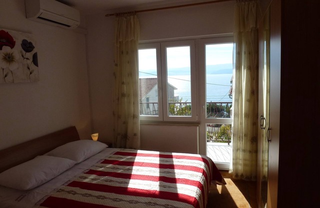 Three bedroom apartment with terrace and sea view Stanići, Omiš (A-12366-a)