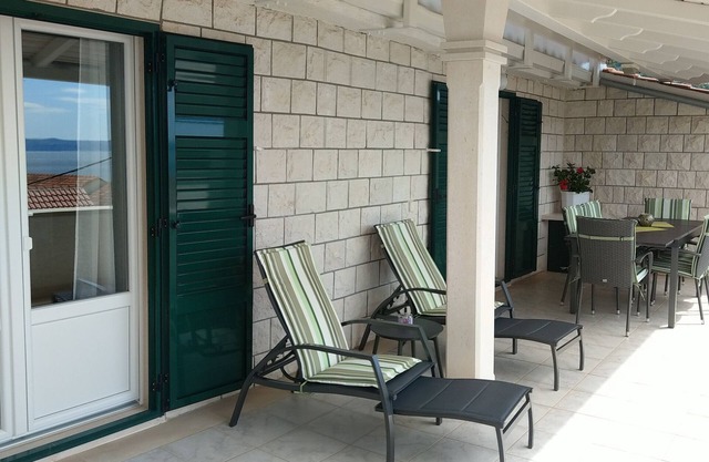 Three bedroom apartment with terrace and sea view Bol, Brač (A-13121-b)