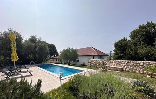 Three-Bedroom Holiday Home In Vinjani Donji