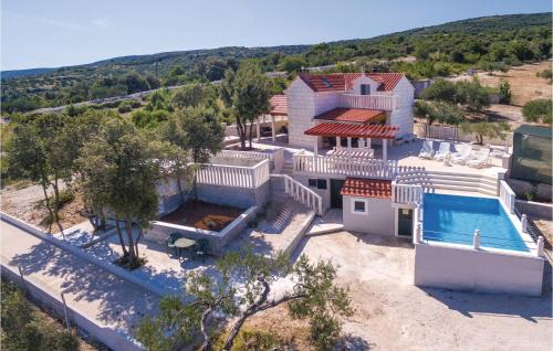 Three-Bedroom Holiday Home With Sea View In Praznica