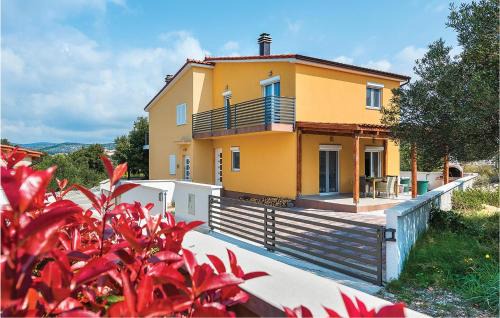 Three-Bedroom Holiday Home In Razanj