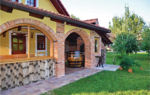 Three-Bedroom Holiday Home In Gradac