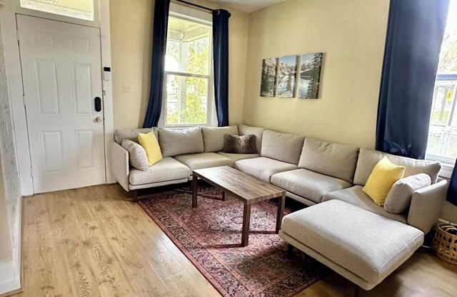 Three bedroom home, concerts, fishing & outdoors!