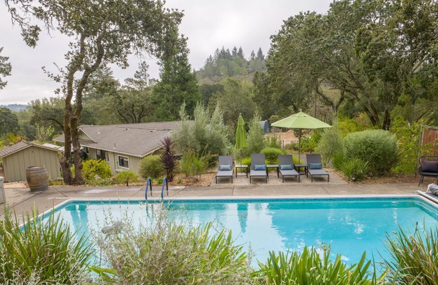 Three bedroom home with Pool, Hot Tub, & Firepit in the Vineyards.