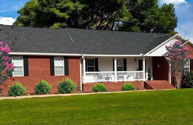 Three bedroom house in Oxford just minutes from Choccolocco Park and Talladega