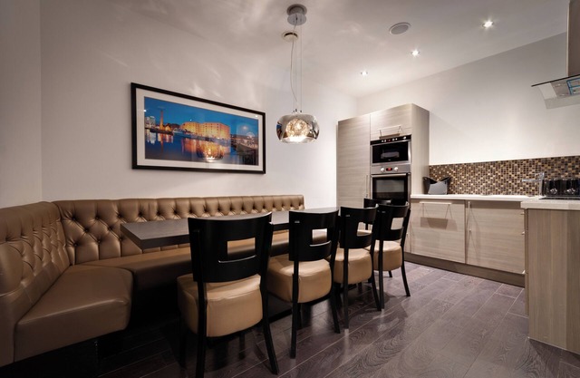Three-Bedroom Luxe Apartment 3 (Sleeps 10)