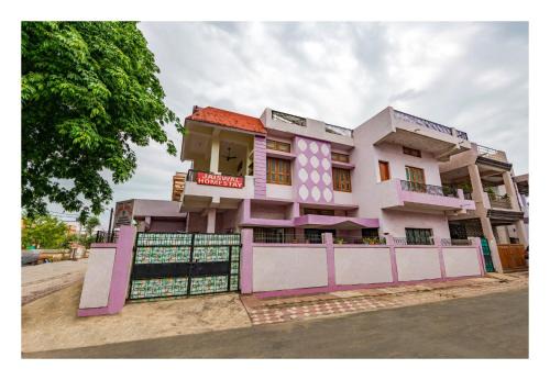 Three-Bedroom Luxury Bungalow at Jaiswal Homestay
