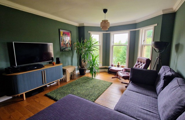 Three bedroom, modern flat in Hyndland