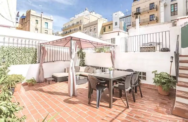 Three bedrooms with terrace. Ramblas