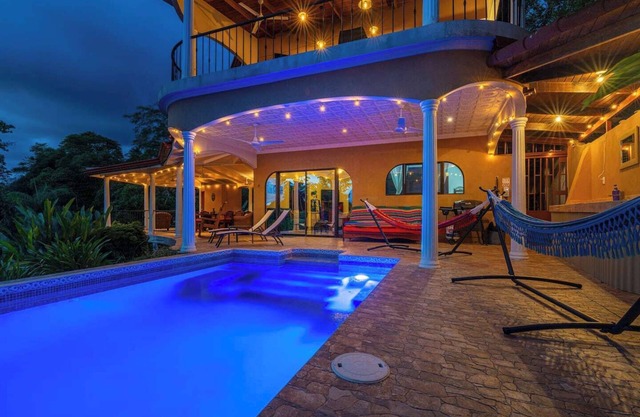 Three king suites-ocean views-perfect Ojochal location, privacy-wildlife