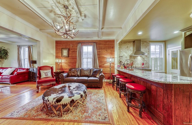 Three lovely homes, group-/family-friendly, near downtown, 2 dogs OK