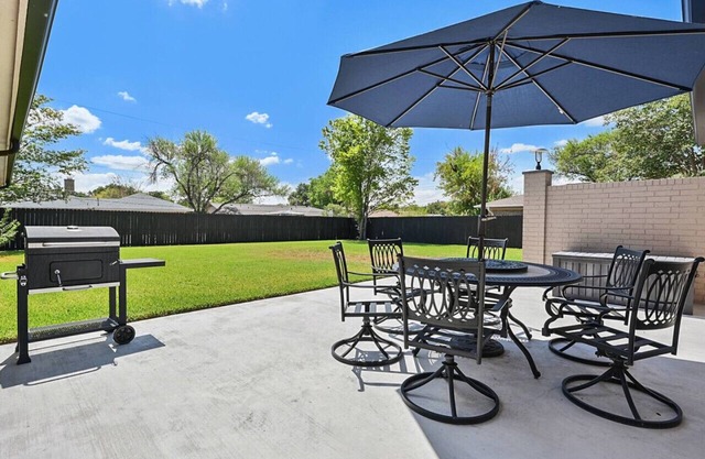 Three Oaks Estate: Sleeps 10+Large Yard