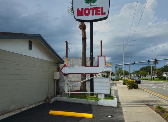 Three Oaks Motel - Titusville