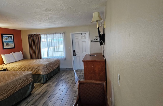Three Oaks Motel