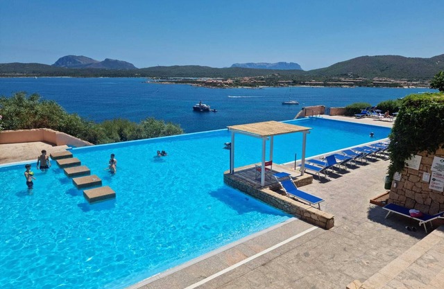 Three-room apartment with balcony and sea-view infinity pool in Ladunia