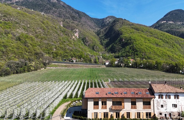 Three-room apartment dating back to the 1400s with masterfully renovated vaults.