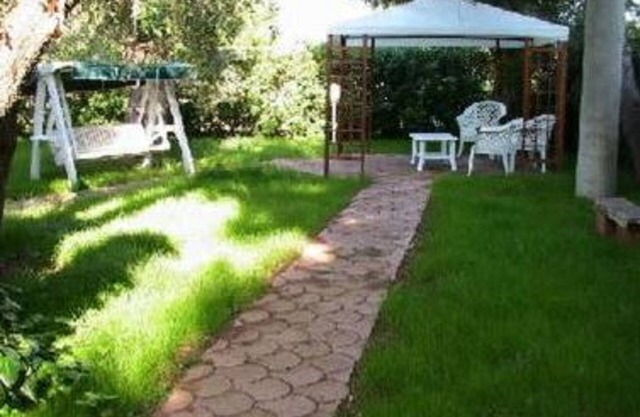 Three-room apartment in residence with garden
