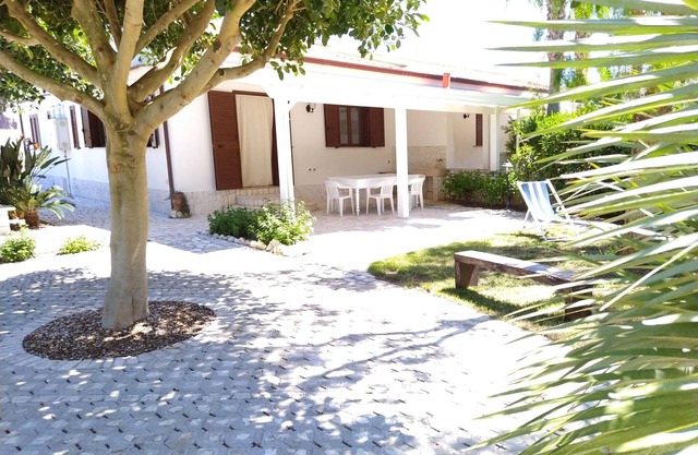 Three-room detached house 5 places 150 m from the sea and the beach, Vieste.